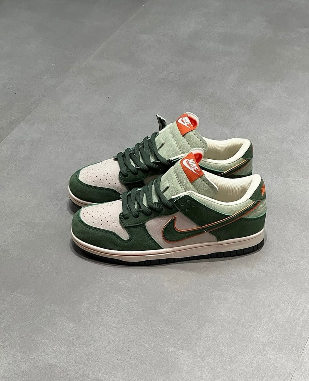 Nike Dunk Low SE - Oil Green / Sail / Orange Blaze